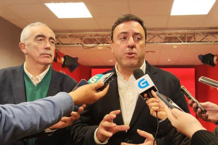 O secretario xeral do PSdeG, Valentín González Formoso, atende aos medios de comunicación na sede dos socialistas en Santiago de Compostela.. PSDEG 