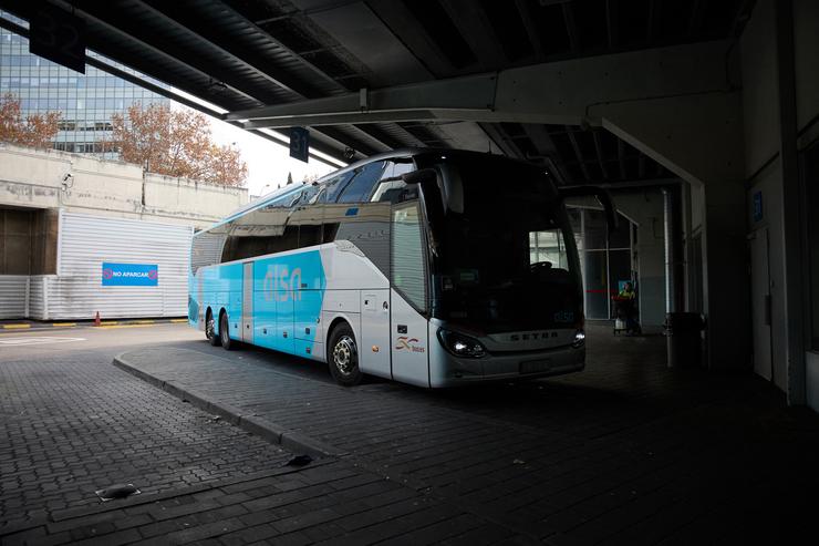 Un autobús na estación de autobuses 