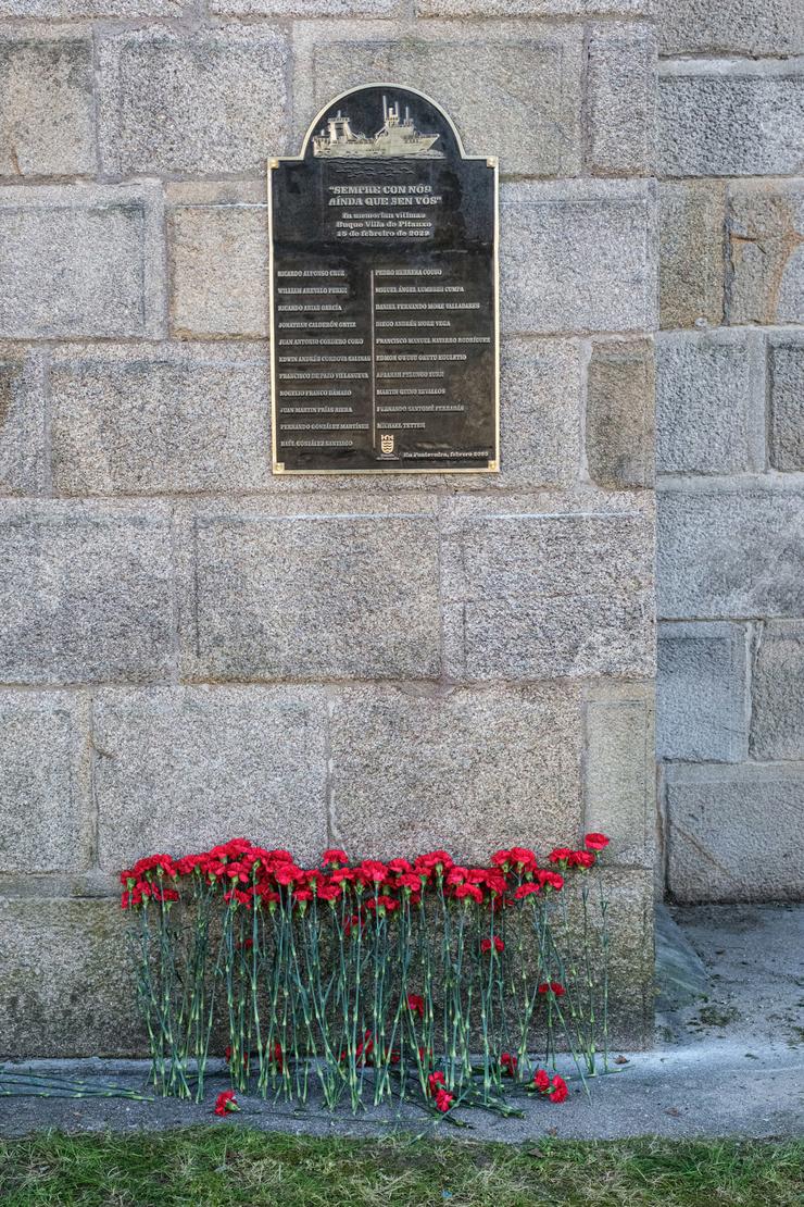Caraveis vermellos baixo a placa cos nomes dos 21 falecidos na Vila de Pitanxo. / César Argina - Europa Press 