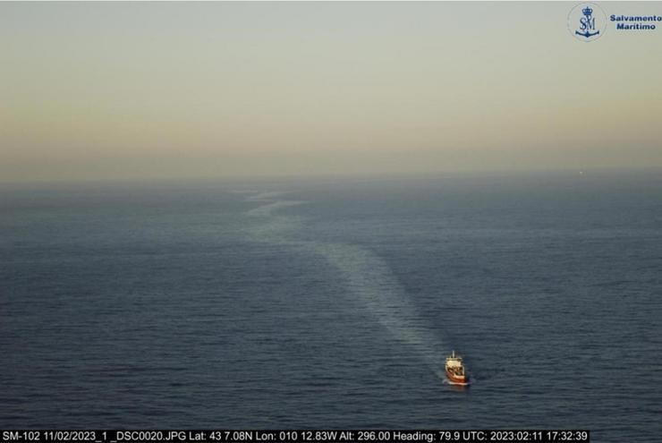 Imaxe do buque soltando o hidrocarburo 