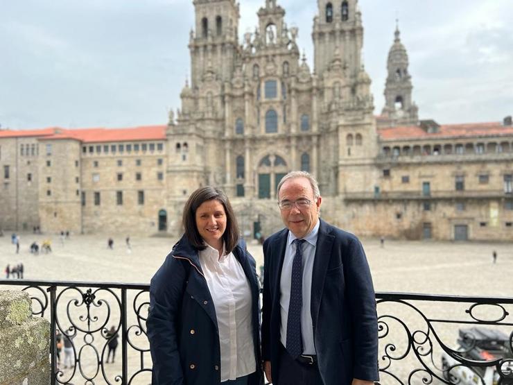 O alcalde de Santiago, Xosé Sánchez Bugallo, e a nova presidenta da Cámara de Comercio, María Pais, este martes no Pazo de Raxoi / Europa Press