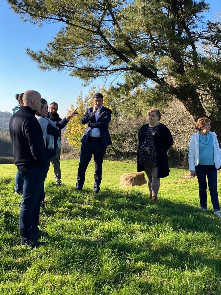 O eurodeputado socialista Nicolás González Casares nunha visita aos Montes do Gato 