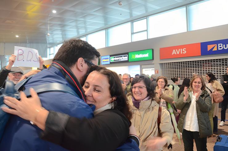 A eurodeputada do BNG, Ana Miranda, abrázase ao concelleiro nacionalista de Vigo, Xabier P.Igrexas, tras aterrar en Peinador, horas despois de ser expulsada por Israel 