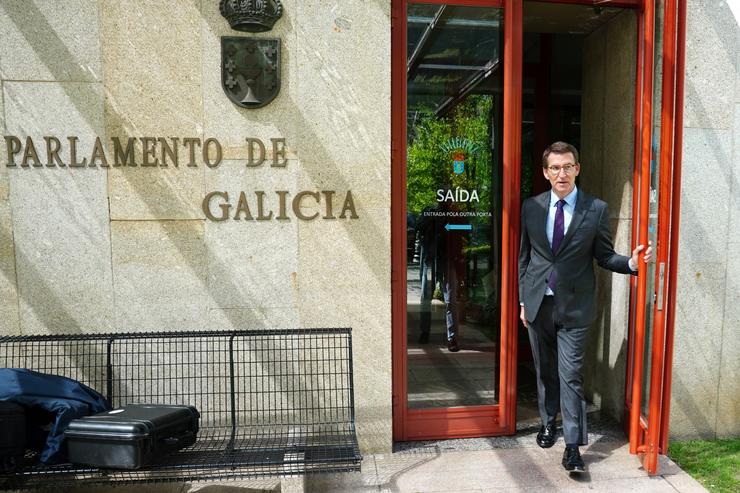 O presidente do PP, Alberto Núñez Feijóo, á súa saída do Parlamento galego, 