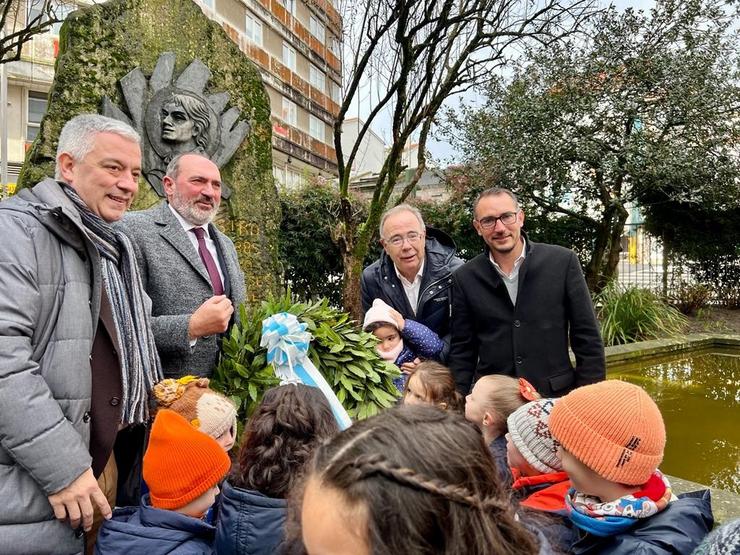 Ofrenda floral en Praza de Vigo para conmemorar o 186 aniversario do nacemento de Rosalía de Castro. CONCELLO DE SANTIAGO / Europa Press