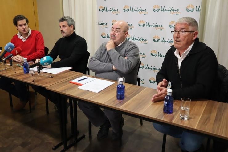 Rolda de prensa de Unións Agrarias co bufete Eskariam. UNIÓNS AGRARIAS / Europa Press
