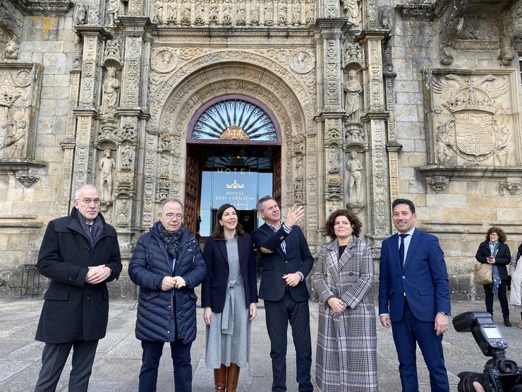 O delegado do Goberno en Galicia, José Miñones, fronte ao Parador Hostal dous Reis Católicos de Santiago.. DELEGACIÓN DO GOBERNO / Europa Press