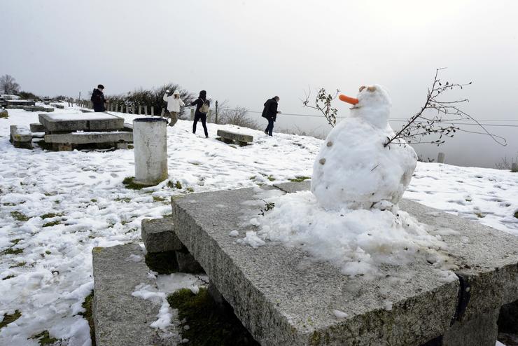 Varias persoas xogan na neve no Alto do Rodicio, a 25 de febreiro de 2023, en Maceda, Allariz-Maceda, Ourense, Galicia.. Rosa Veiga - Europa Press 