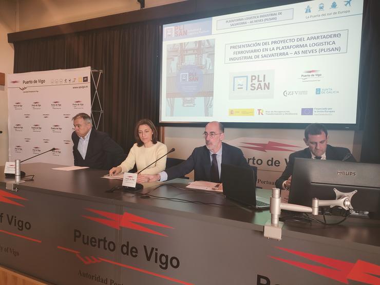 A conselleira de Medio Ambiente, Territorio e Vivenda,  Ángeles Vázquez, e o presidente do Porto de Vigo, no centro, na presentación do apartadeiro ferroviario da Plisan / Europa Press