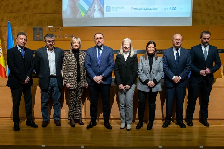 O conselleiro de Sanidade, Xullo García Comesaña, e a xerente do Sergas, Estrela López-Pardo, xunto coa directora de Market Access da farmacéutica Bristol-Myers Squibb (MBS) para España e Portugal, Mónica Ausejo, na inauguración da xornada. XUNTA 