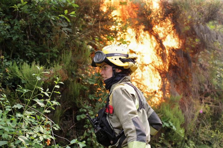 Axentes das Brigadas de Reforzo en Incendios Forestais (BRIF) realiza labores de extinción nas inmediacións dun incendio en Lugo / Europa Press