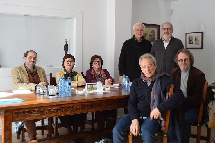 O presidente da RAG, Víctor F. Freixanes, e outros membros reúnense co catedrático Manuel Ferreiro; o presidente de Galiza Cultura, Xosé Manuel Carril; e o coordinador da plataforma Vía Galega 