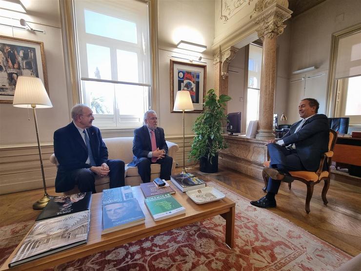 O presidente do Parlamento de Galicia, Migue Anxo Santalices, mantén un encontro co presidente do Instituto Camões, João Ribeiro de Almeida.. PARLAMENTO DE GALICIA / Europa Press