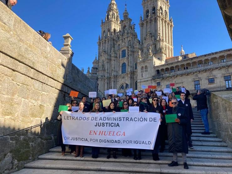 Letrados xudiciais, en folga desde o 24 de xaneiro, concéntranse en Santiago de Compostela / CARLOS CASTRO - Europa Press