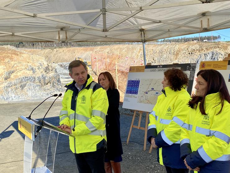 O delegado do Goberno en Galicia, José Miñones, visita as obras de execución no tramo entre Melide-Arzúa. DELEGACIÓN DO GOBERNO EN GALICIA / Europa Press