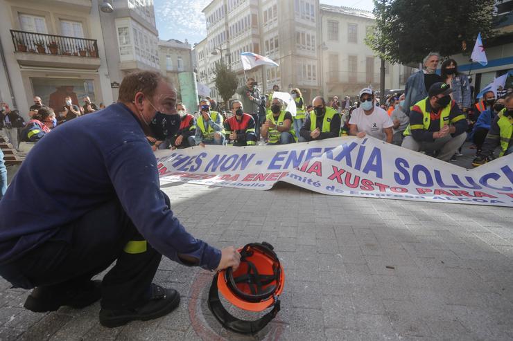 Arquivo - O presidente do Comité de Empresa de Alcoa, José Antonio Zan, nunha concentración conxunta de traballadores das fábricas de Alcoa e de Vestas situadas na Mariña (Lugo), fronte á Subdelegación do Goberno, a 10 de outubro de 2021, en L. Carlos Castro - Europa Press - Arquivo