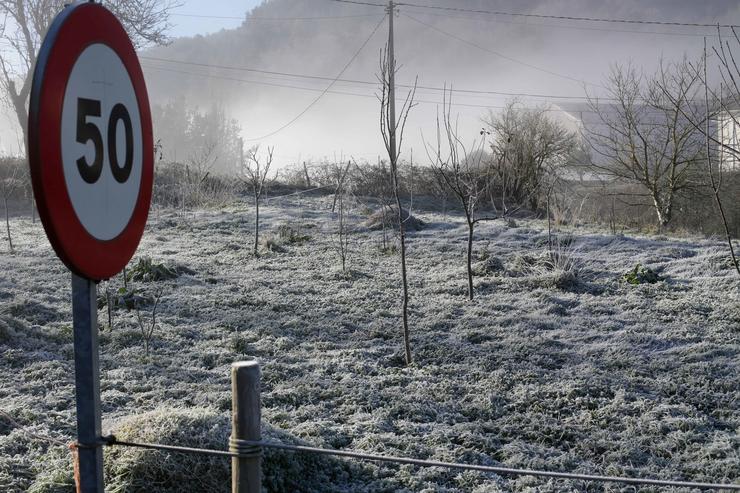 Un campo do municipio de Becerreá xeado, en Lugo.. Carlos Castro - Europa Press 