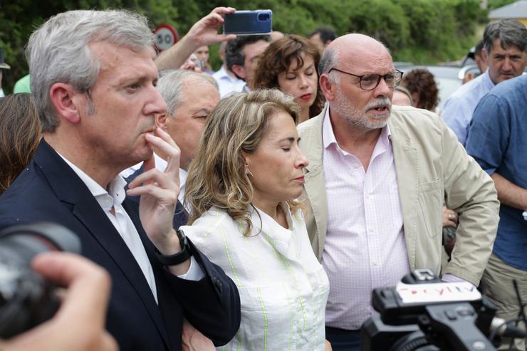 Arquivo - O presidente da Xunta de Galicia, Alfonso Rueda (i), e a ministra de Transportes, Raquel Sánchez (c), durante a súa visita á parte do acueducto caído de Pedrafita do Cebreiro, a 17 de xuño de 2022, en Pedrafita do Cebreiro, Lugo, Galicia.. Carlos Castro - Europa Press - Arquivo / Europa Press