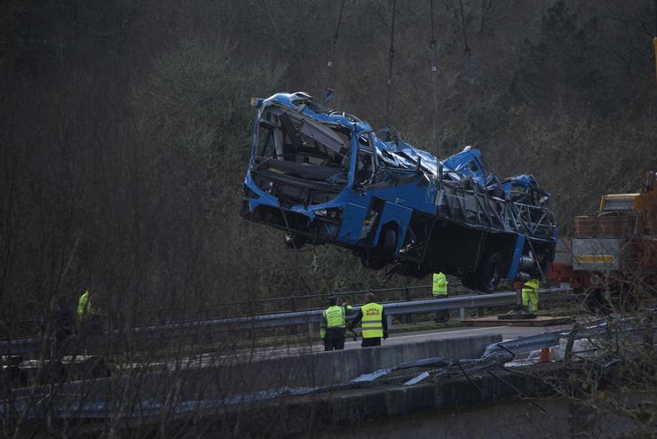Un guindastre coloca o autobús accidentado sobre a ponte para sacalo da canle do río Lérez, a 27 de decembro de 2022, en Cerdedo-Cotobade / Gustavo de la Paz - Arquivo