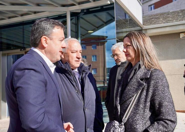 O secretario xeral do PSdeG, Valentín González Formoso, xunto á alcaldesa de Lugo, Lara Méndez, na entrada do centro de saúde de Fingoi (Lugo) este martes.. PSDEG 