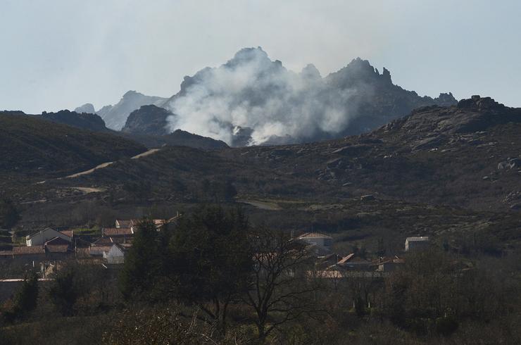 Vista dun incendio forestal nos picos de Fontefría en Muíños, Ourense 