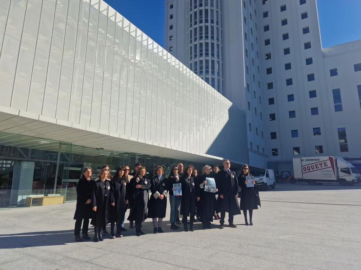 Concentración de letrados na porta da Cidade da Xustiza de Vigo 