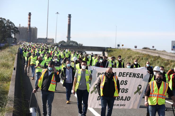 Decenas de traballadores da fábrica de Ence maniféstanse polo peche da fábrica, en Lourizán, Pontevedra 