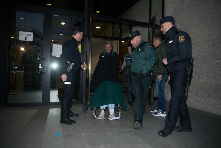 Saída do xulgado de Vigo de Ángel R.D., presunto asasino do seu exmujer Beatriz, en Baiona / EP