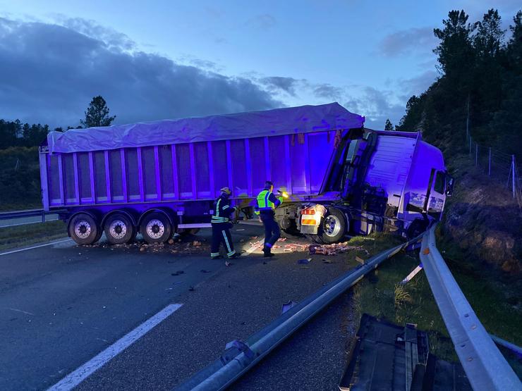 O condutor do camión do accidente que obrigou a cortar a A-52, evacuado en helicóptero ao Hospital de Ourense. GARDA CIVIL DE OURENSE