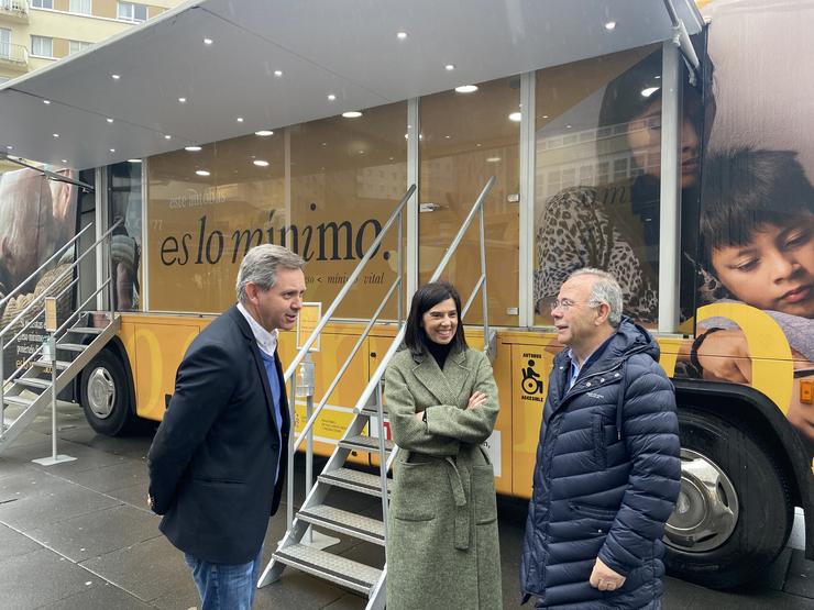 O delegado do Goberno en Galicia, José Miñones, xunto ao alcalde de Santiago, Xosé Sánchez Bugallo, nunha visita ao 'Autobús do Ingreso Mínimo Vital'.. DELEGACIÓN DO GOBERNO