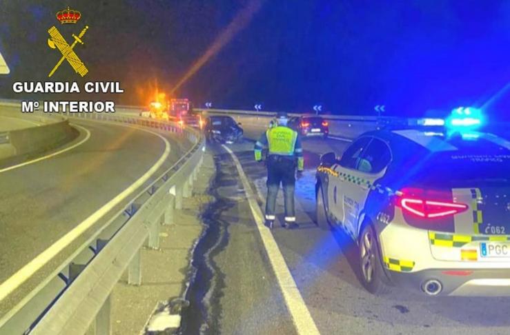 Accidente múltiple causado por un condutor que circulaba en sentido contrario pola AP-9 en Vilaboa , e que cuadriplicaba a taxa máxima de alcoholemia / Garda Civil