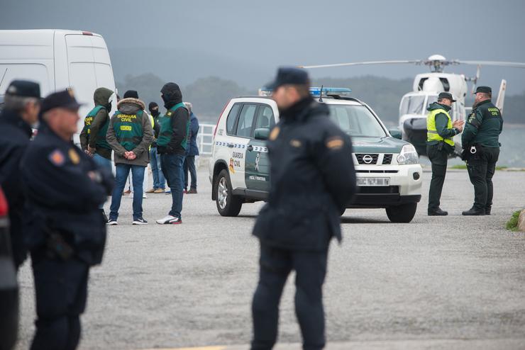 Despregamento policial na zona de Vilaxoán, na ría de Arousa (Pontevedra), tras a localización dun 'narcosubmarino' a unha milla mar dentro.. Gustavo da Paz - Europa Press 