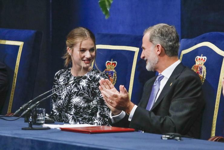 A Princesa de Asturias, Dona Leonor, e o Rei Felipe VI nos Premios Princesa de Asturias 2022 