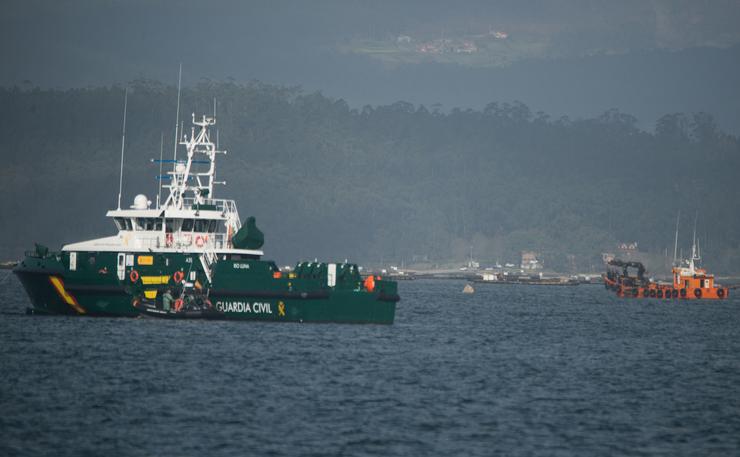 Un barco da Garda Civil na zona onde se atopa localizado un semisumerxible de fabricación artesanal.. Gustavo da Paz - Europa Press