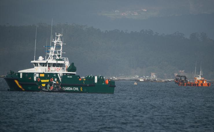 Un barco da Garda Civil na zona onde se atopa localizado un semisumergible de fabricación artesanal.. Gustavo da Paz - Europa Press / Europa Press