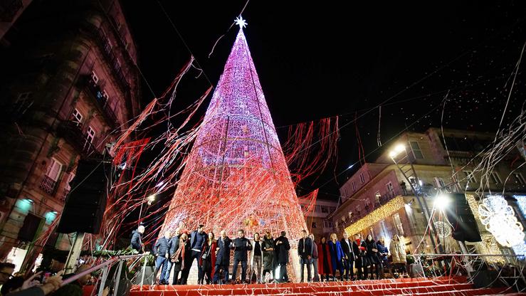 O equipo de Goberno de Vigo xunto á árbore de Nadal / Europa Press