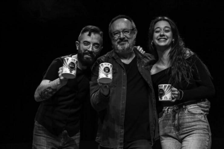 Xosé Casar recibindo a cunca de ouro na Gran Final do mes de abril 2022 no Slam Llobregat Poetry. Xunto a Pablowski, cunca de prata, e Marta Belmonte, cunca de bronce / Antonio Benítez.