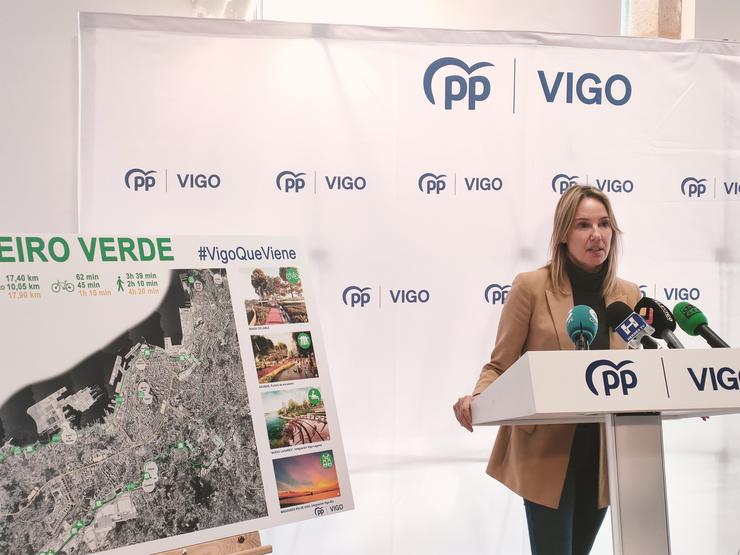 A candidata do PP á Alcaldía de Vigo, Marta Fernández-Tapias, presenta un dos grandes proxectos que propón para a cidade: unha malla de carreiros sustentables que articulen o centro urbano e con tramos polo litoral. / Europa Press