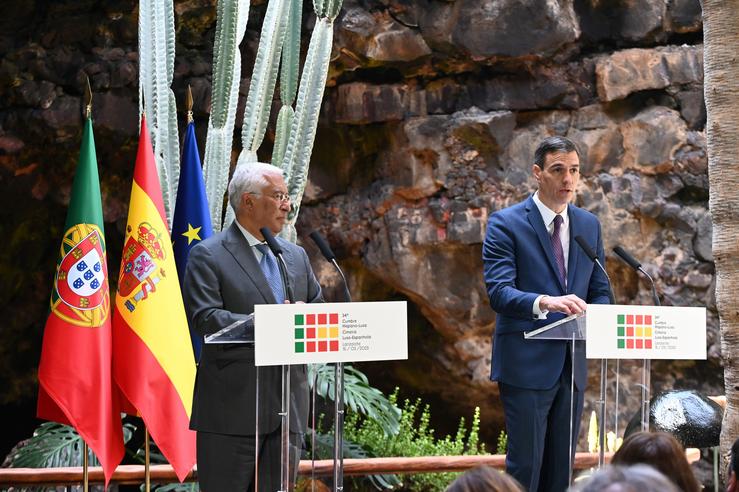 O presidente do Goberno, Pedro Sánchez e o seu homólogo portugués, Antonio Costa, durante a rolda de prensa celebrada ao final da XXXIV Cume Hispano Portuguesa celebrada nos Jameos da auga,  Lanzarote.. ALEJANDRO ACUÑA / Europa Press