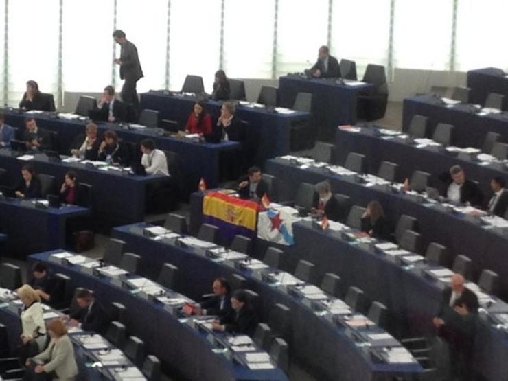 Bandeira galega e republicana no Parlamento Europeo 