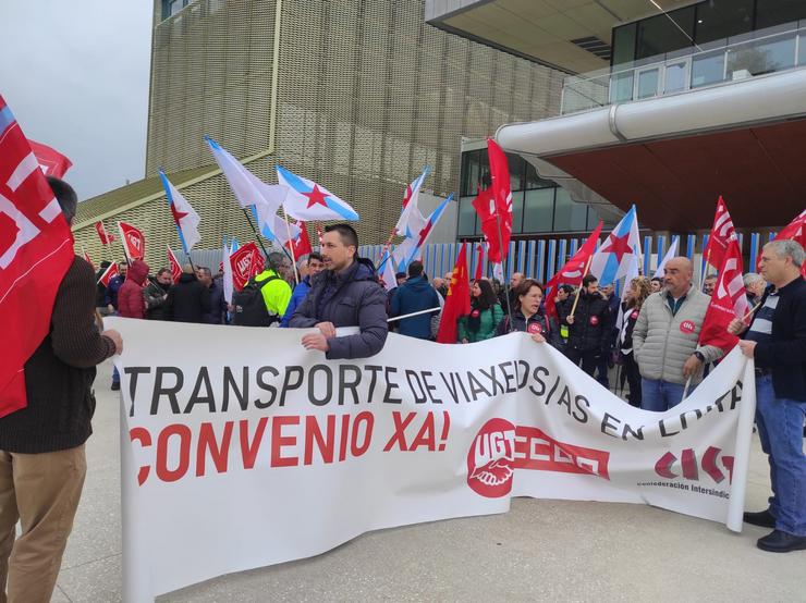 Un centenar de traballadores do sector de transporte de viaxeiros, convocados por CIG, CCOO e UXT, en Santiago. 