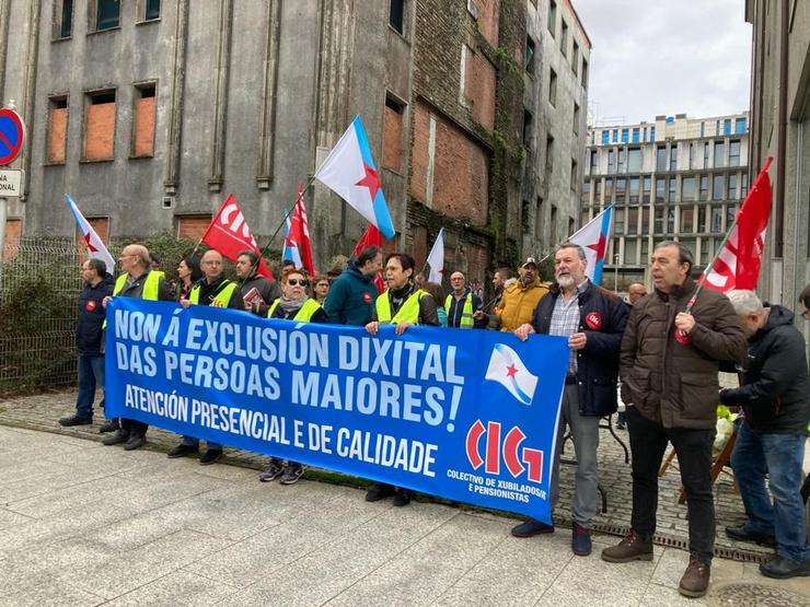 Concentración en Santiago fronte á exclusión dixital dos maiores. 