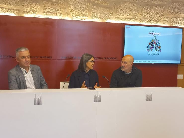 A concelleira de Acción Cultural de Santiago, Mercedes Rosón, o secretario xeral de Política Lingüística dá Xunta, Valentín García e o director do festival, Antón Lopo.. CONCELLO DE SANTIAGO 