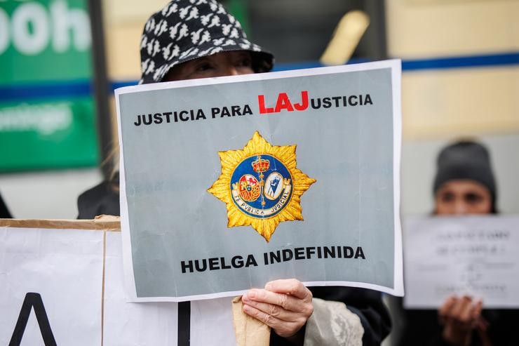 Unha muller suxeita unha pancarta da folga dos letrados do MInisterio de Xustiza / Alejandro Martínez Vélez - Europa Press / Europa Press