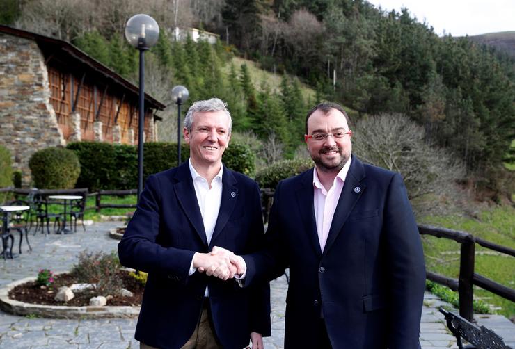 Os presidentes da Xunta de Galicia, Alfonso Rueda, e o Principado de Asturias, Adrián Barbón, antes de participar no encontro bilateral entre ambos os gobernos en Taramundi / Europa Press