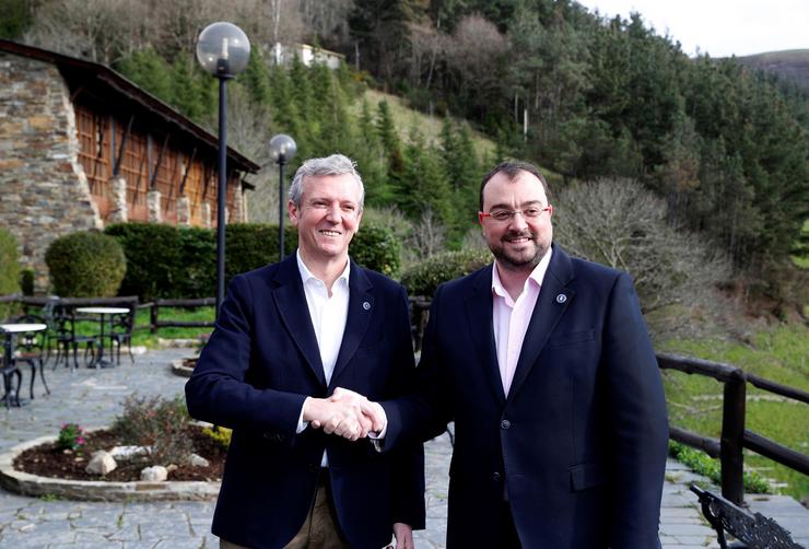 Os presidentes da Xunta de Galicia, Alfonso Rueda, e o Principado de Asturias, Adrián Barbón, antes de participar no encontro bilateral entre ambos os gobernos en Taramundi 