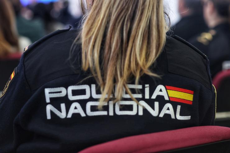 Un axente da Policía Nacional durante a inauguración do III Xornadas sobre Muller, Igualdade e Seguridade, no Centro Tecnolóxico de Seguridade no Pardo, a 6 de marzo de 2023, en Madrid, (España). Ricardo Rubio - Europa Press