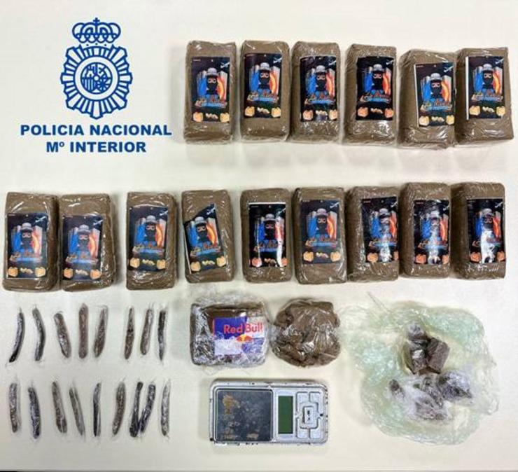 Droga incautada a tres detidos en Ferrol por tráfico de estupefacientes.. POLICÍA NACIONAL 