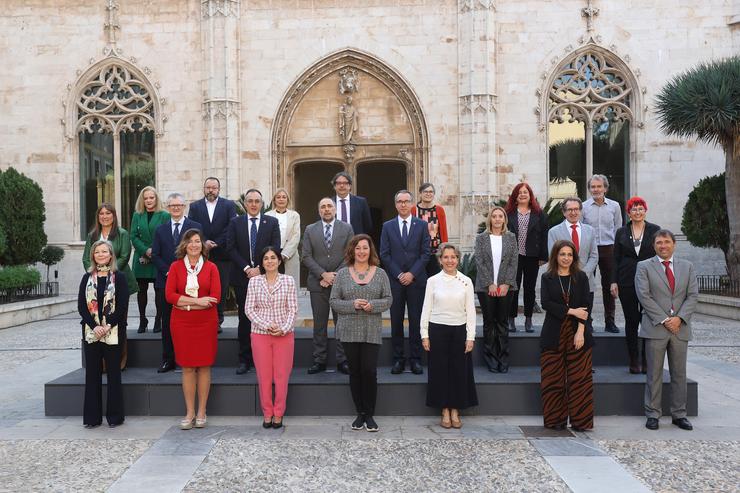 Foto de familia, na primeira fila, a consellera de Saúde do Govern balear, Patricia Gómez (2i); a ministra de Sanidade, Carolina Darias (3i); a presidenta do Govern balear, Francina Armengol (4i) e a delegada do Goberno en Baleares, Aina Calvo (5. Isaac Buj - Europa Press 