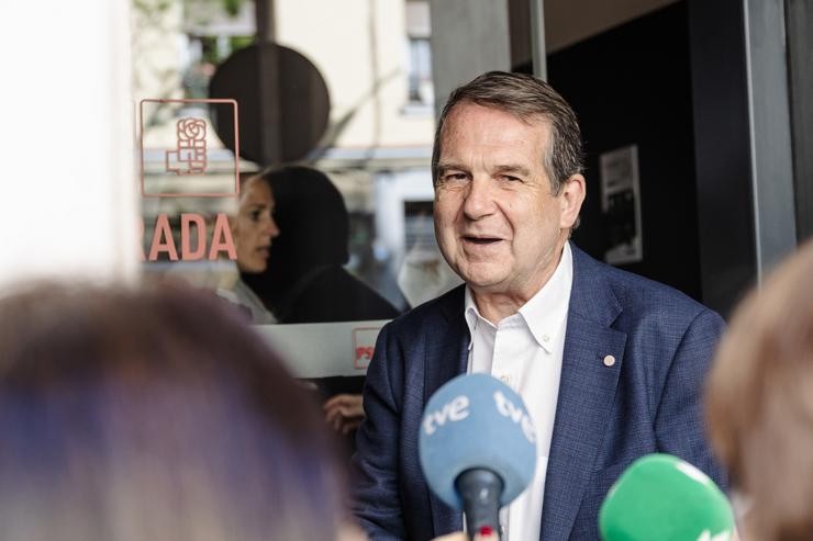 O alcalde de Vigo, Abel Caballero, á súa chegada a unha reunión da Executiva Federal do PSOE na sede socialista da rúa Ferraz / Carlos Luján - Europa Press
